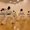 空手の稽古をする子供